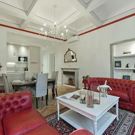 Beneath The Elegant Silhouette Of Duomo Apartmán *