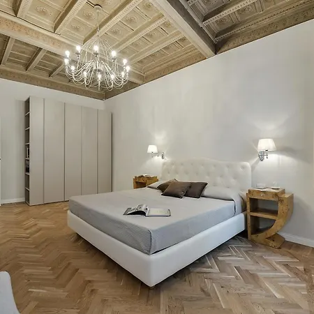 Beneath The Elegant Silhouette Of Duomo Apartmán