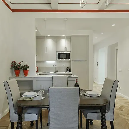 Beneath The Elegant Silhouette Of Duomo Apartmán Florencie