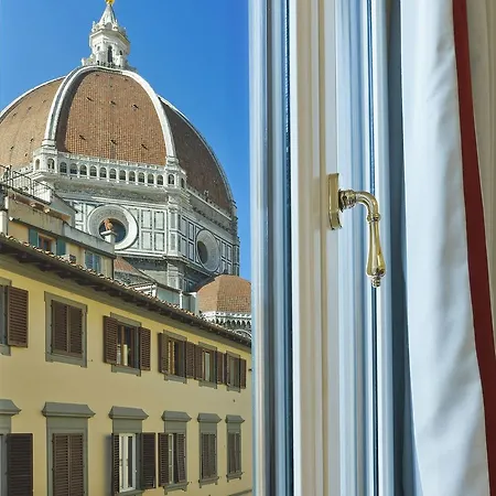 Beneath The Elegant Silhouette Of Duomo Apartmán *