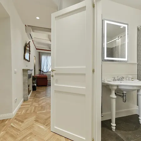 Beneath The Elegant Silhouette Of Duomo Apartmán *