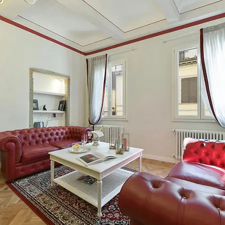 Beneath The Elegant Silhouette Of Duomo Apartmán *