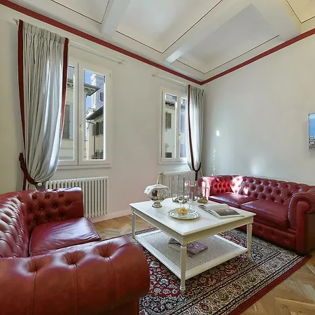 Beneath The Elegant Silhouette Of Duomo Apartmán