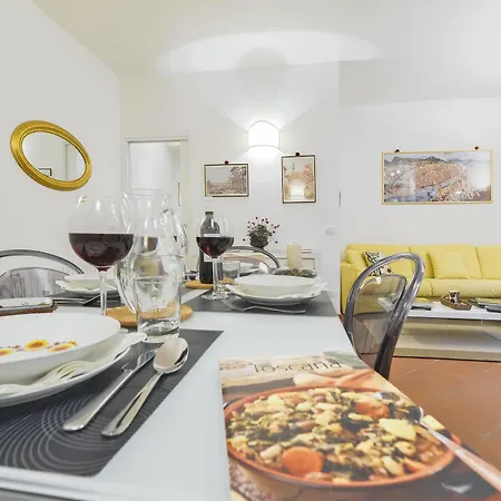 Apartmán Beneath The Elegant Silhouette Of Duomo