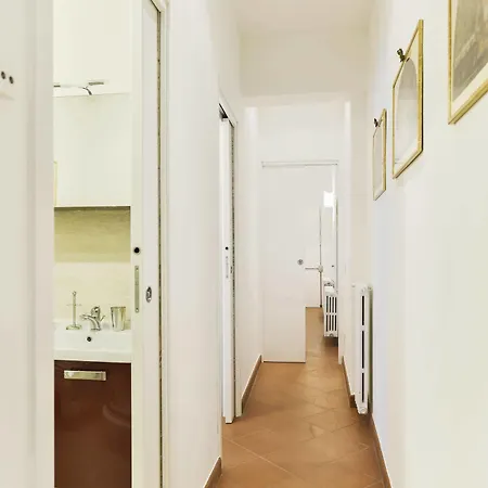 Beneath The Elegant Silhouette Of Duomo Apartmán Florencie