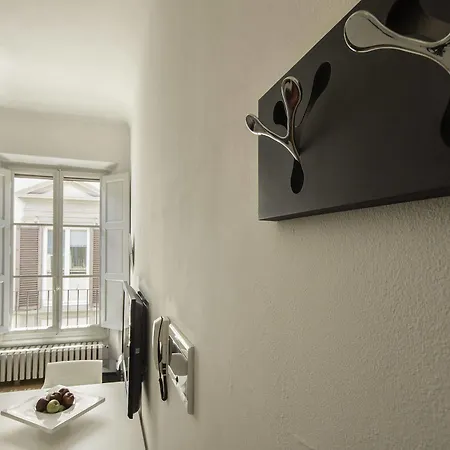 Beneath The Elegant Silhouette Of Duomo Apartmán *