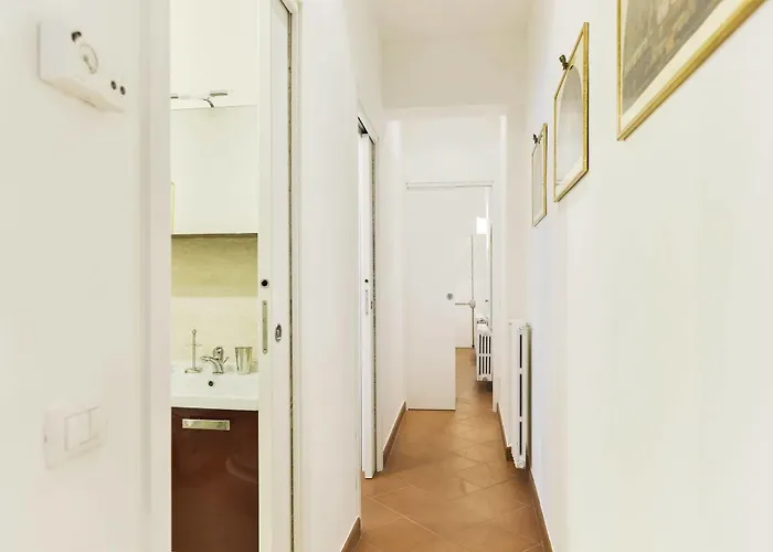 Beneath The Elegant Silhouette Of Duomo Apartament Florencja